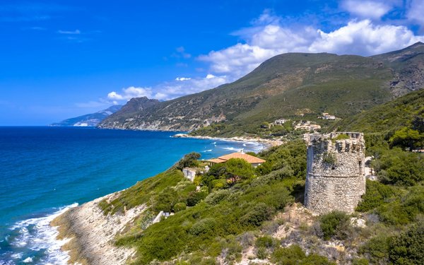 Où trouver une location de vacances en Corse avec des randonnées guidées dans le maquis corse?